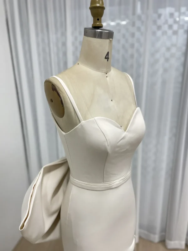 Modern Satin Mermaid Gown with High Slit and Dramatic Back Bow MY30132-2 - 图片 3
