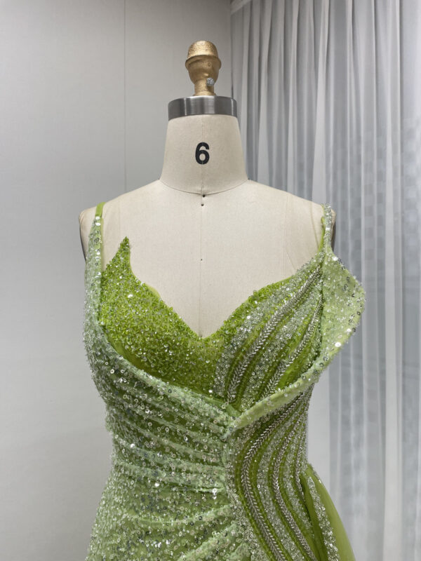 Vibrant Green Pleated Gown With Asymmetrical Neckline & High Slit MB40307 - 图片 3