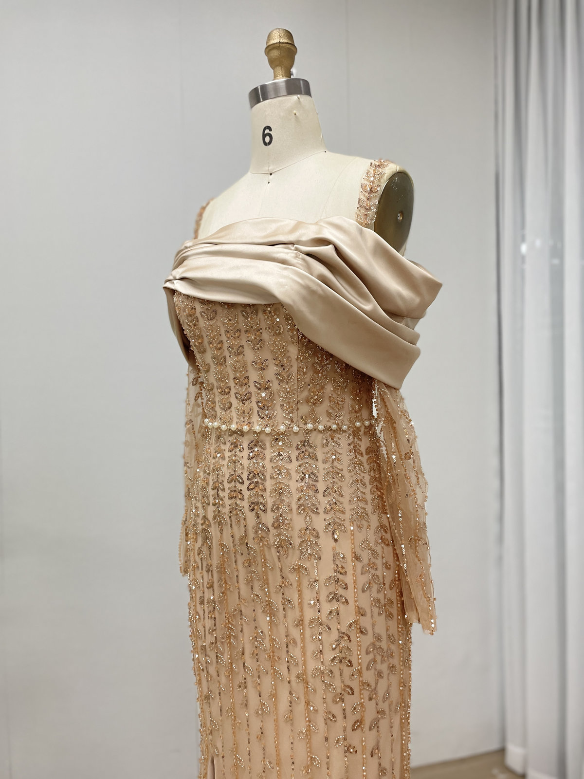 Champagne Gold Off-Shoulder Satin & Beaded Evening Gown with Long Sleeves and Front Slit MY30202 - 图片 2