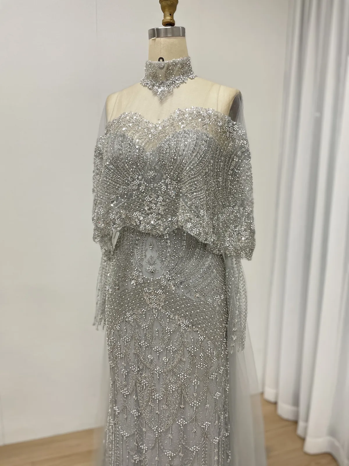 Silver Beaded Sweetheart Gown with Detachable High-Neck Capelet & Tulle Train MY30224 - 图片 2