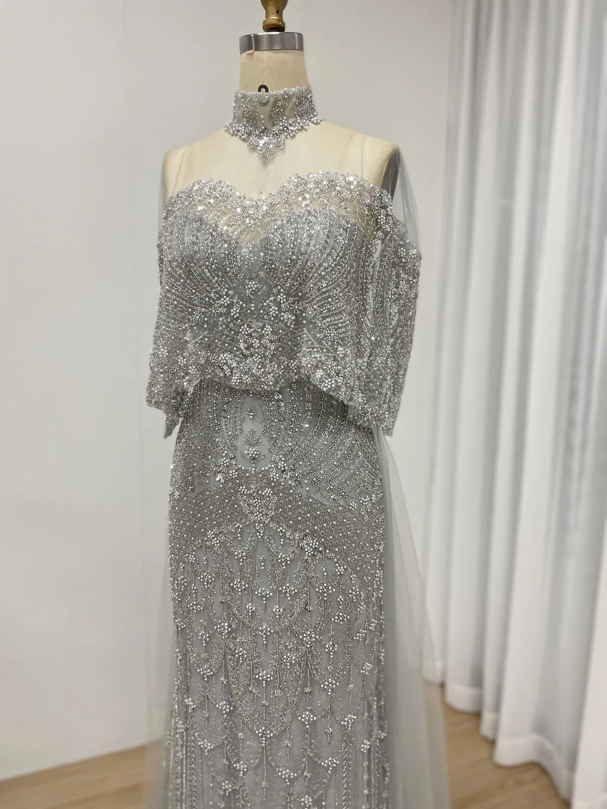 Silver Beaded Sweetheart Gown with Detachable High-Neck Capelet & Tulle Train MY30224 - 图片 3